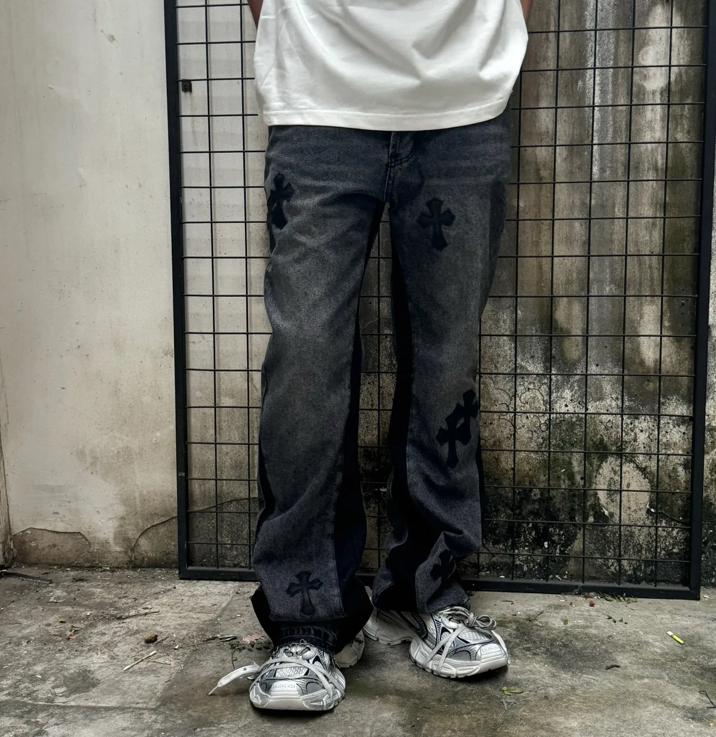 -Size upper body P260#G99 GALLERY DEPT. Crow patched leather cross denim bell-bottoms washed distressed spliced ​​jeans Denim washing plant, during this process the owner of the washing plant helped introduce a boss who once worked at the Levi OEM factory and then started his own business, which also paved the way for the following styles. Therefore, Levi's remodeled single product for the base plate is really familiar. Whether it is the fabrics supplied or the lathes used in production, there is nothing to choose from. -Color: Black -Size: S-XXL (corresponding to 28-36)